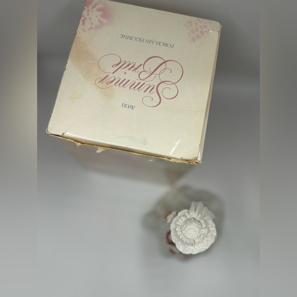 Vintage Avon Summer Bride Hand Painted Fine Porcelain Figurine 6" Tall - Picture 7 of 8